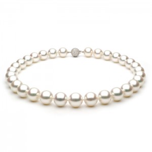 Pearl bracelet with a diamond clasp