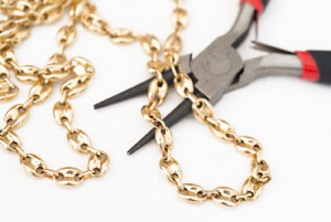 Yellow gold chain with a repair tool